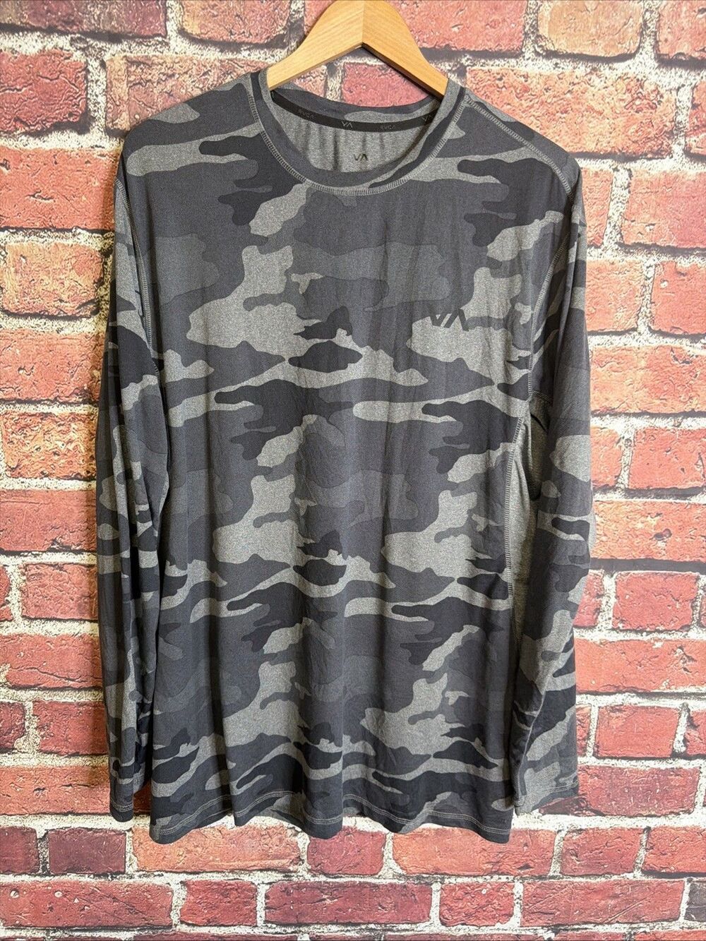 RVCA Men XL Camo Long Sleeve Performance Shirt VA Sport Gym Grey Camouflage Tee
